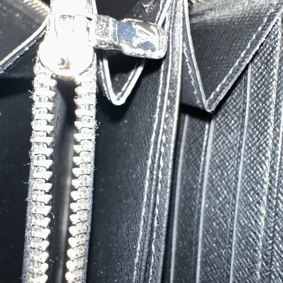 Authentic Louis Vuitton Zippy Wallet Black EPI Leather - Picture 11 of 11